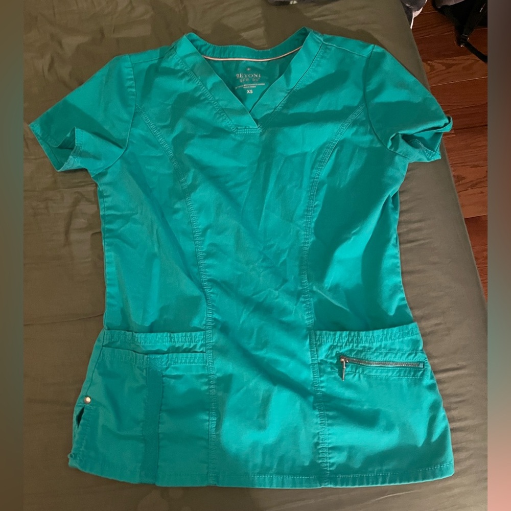 Scrub tops - Picture 3 of 5